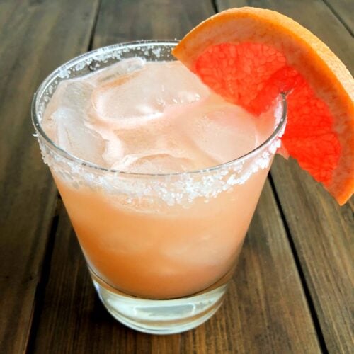 grapefruit elderflower margarita cocktail with a grapefruit slice