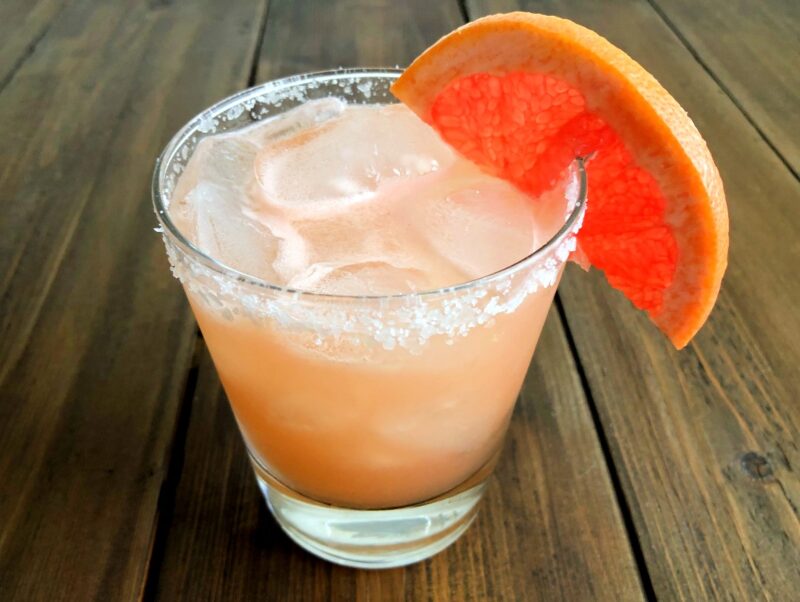 grapefruit elderflower margarita cocktail with a grapefruit slice