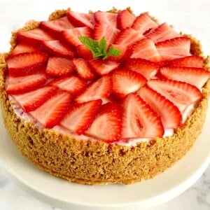 strawberry-ice-cream-cheesecake-pie-with-sliced-fresh-strawberries-on-top