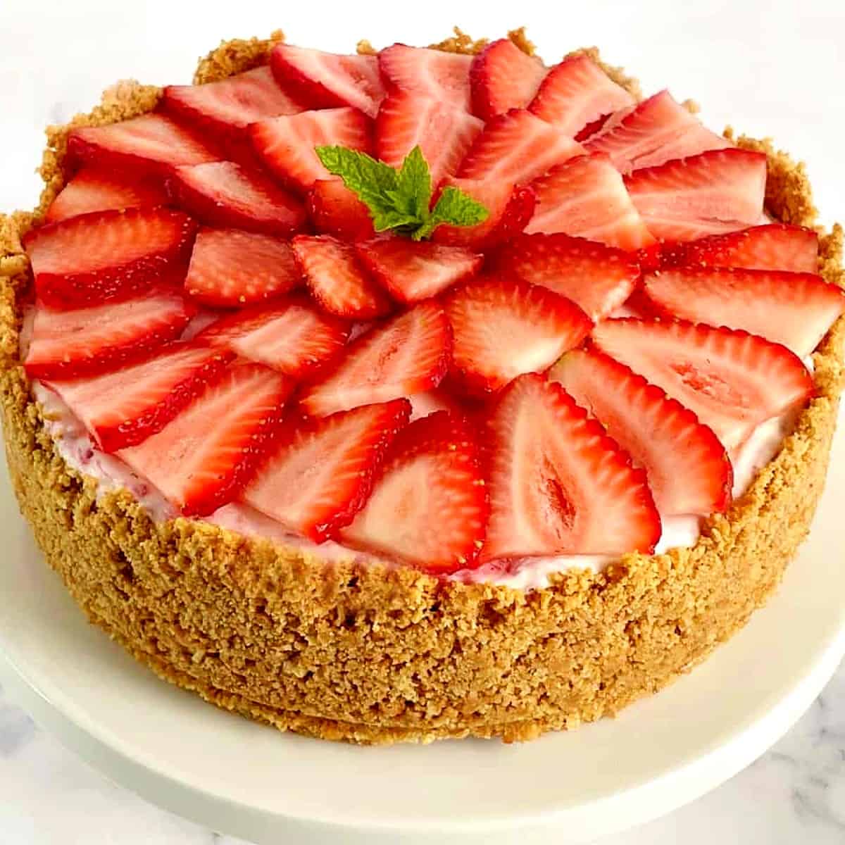 strawberry-ice-cream-cheesecake-pie-with-sliced-fresh-strawberries-on-top