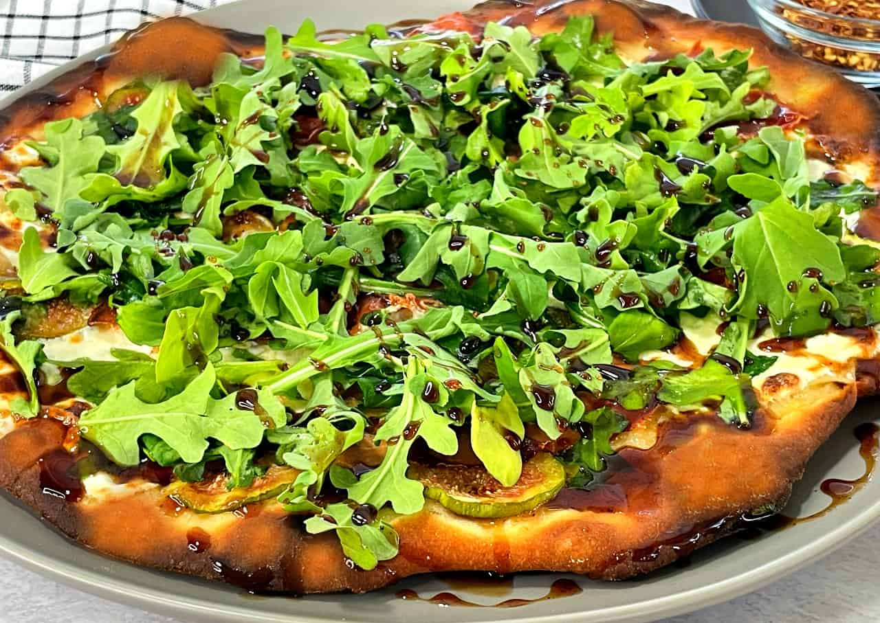 fig prosciutto pizza with arugula.