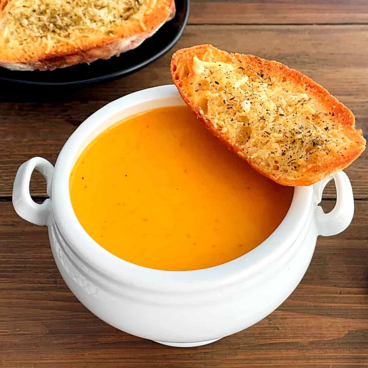 tomato-soup-in-a-bowl-with-garlic-bread