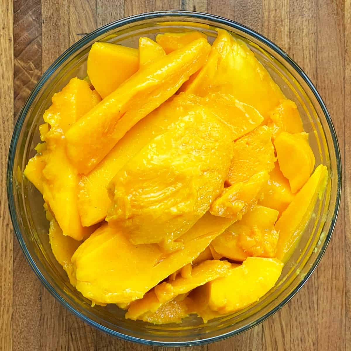 sliced mango for dehydrating.