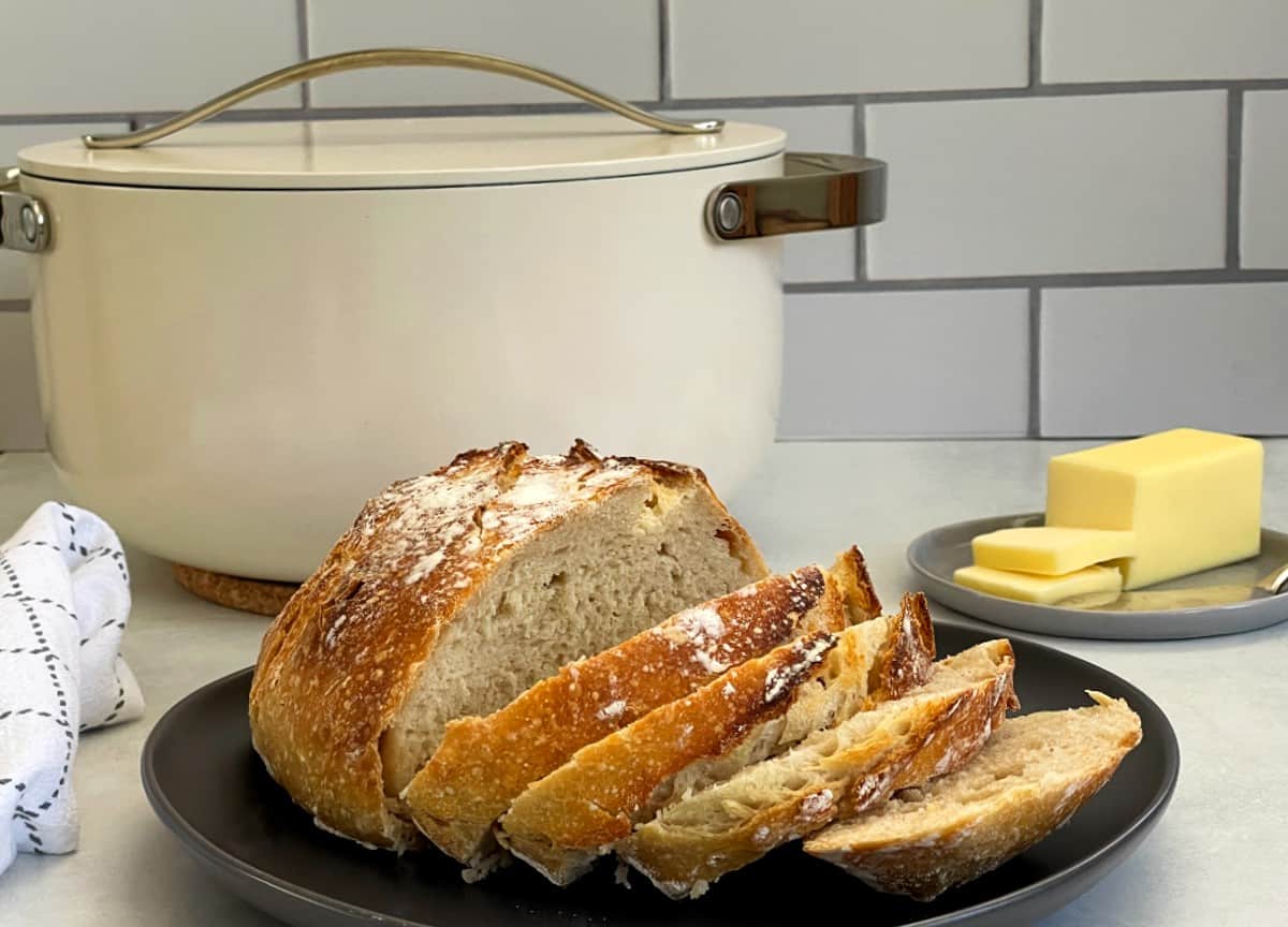 sliced-sourdough-bread-made-in-a-dutch-oven.