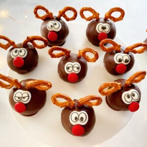 reindeer cake pops on a cake stand1