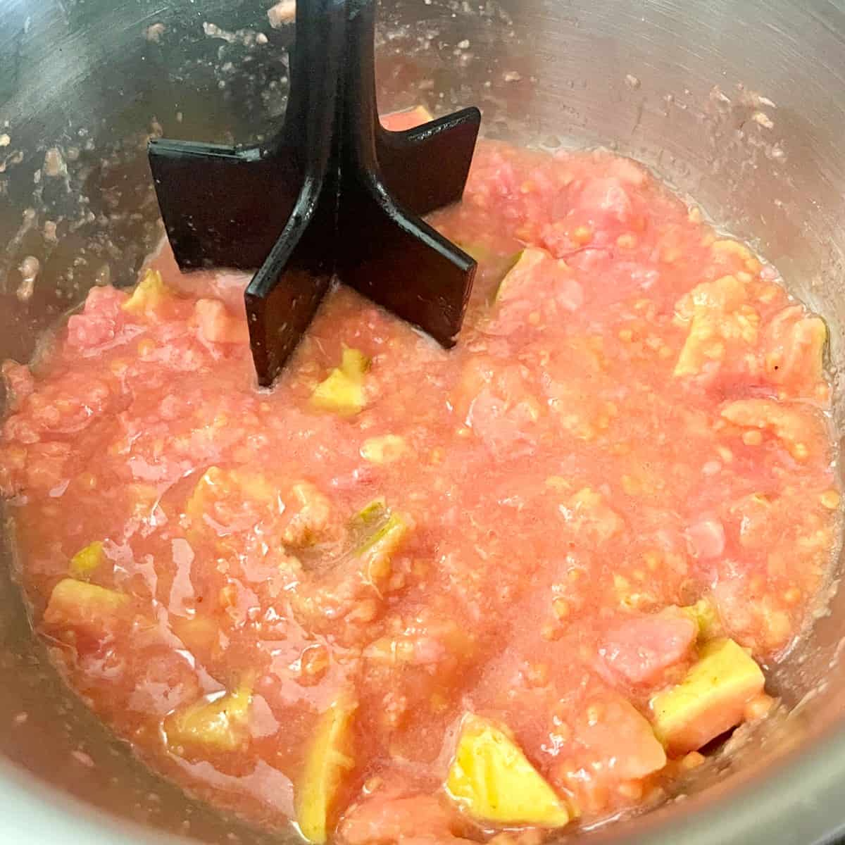 guava puree in a pan.