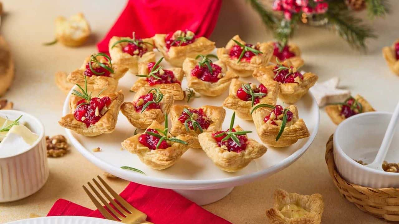 Cranberry Brie Puff Pastry Bites