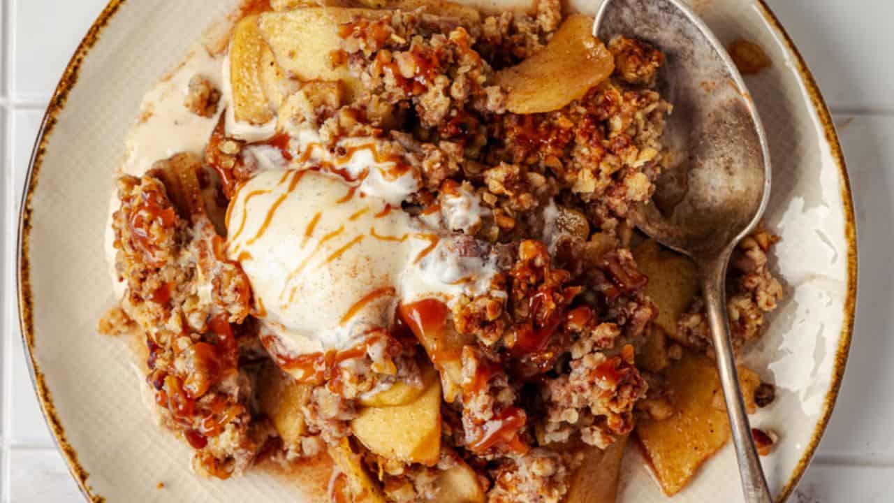 Apple Crisp Recipe with Oats and Vanilla Ice Cream