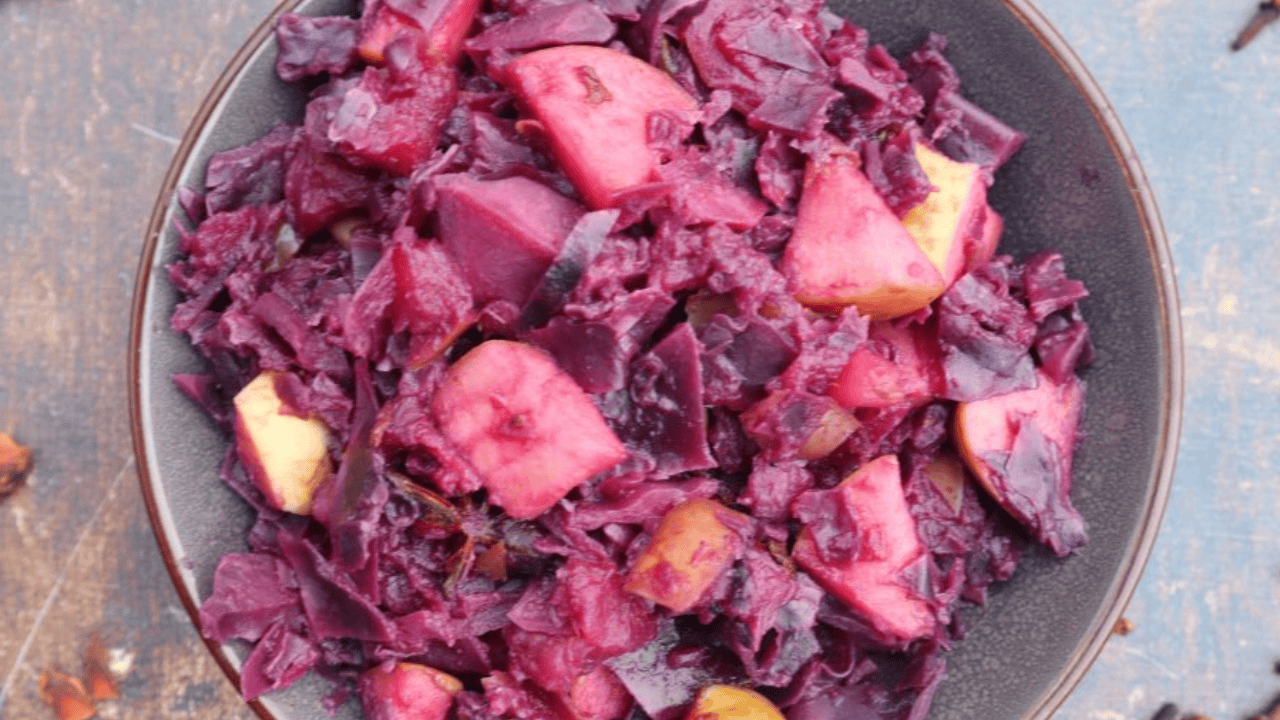 Easy Dutch red cabbage with apples and pumpkin spice