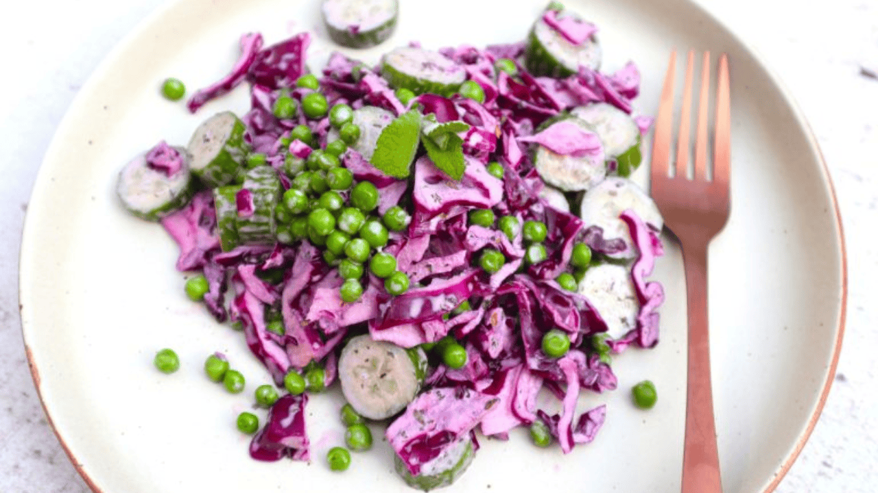 Red cabbage salad with green peas