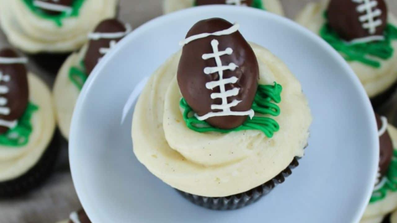 Cupcake with Football Popper