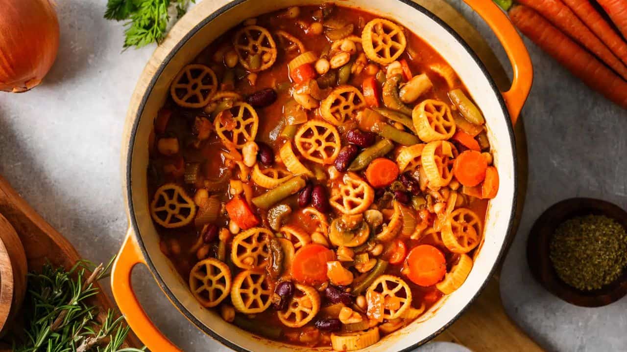 The Best Hearty Vegan Minestrone Soup