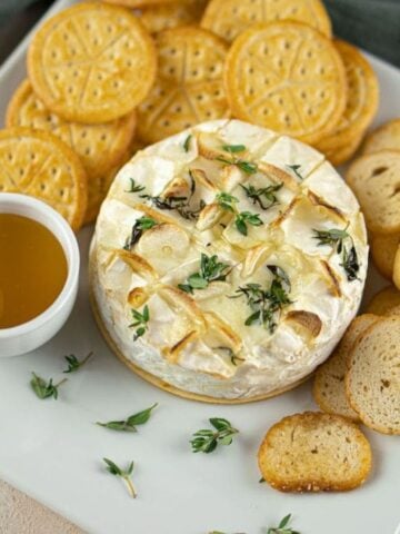 4 Ingredient Baked Brie with Garlic