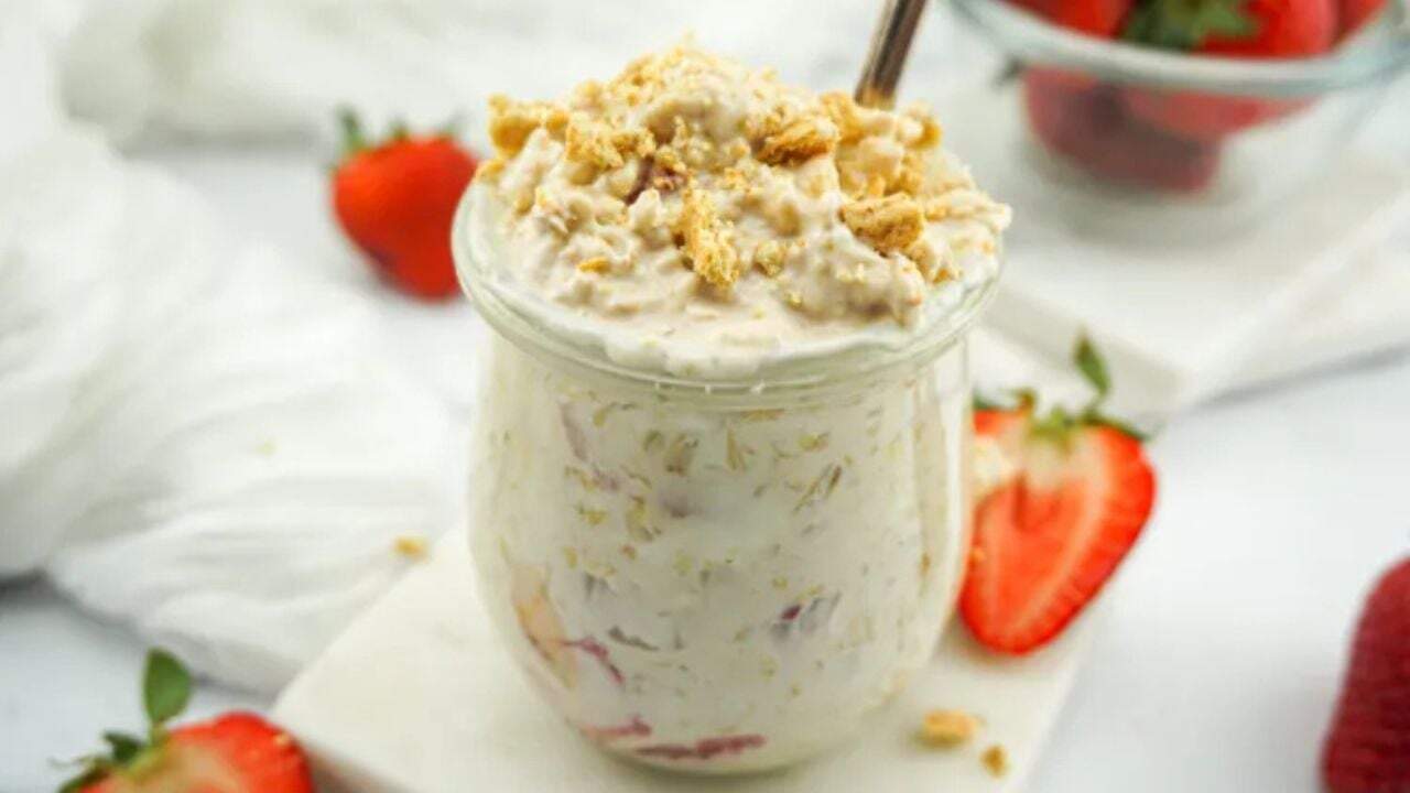 Strawberry Cheesecake Overnight Oats
