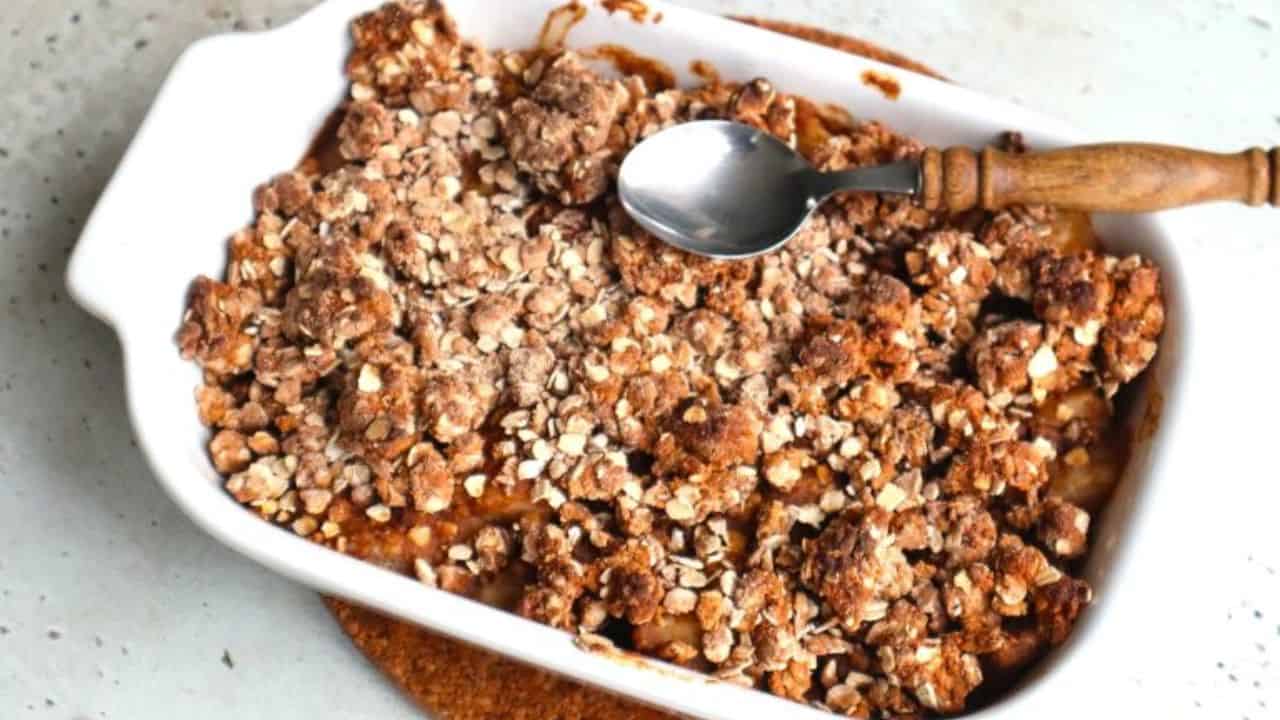 Vegan & gluten-free pear crumble with chestnut and oat flour