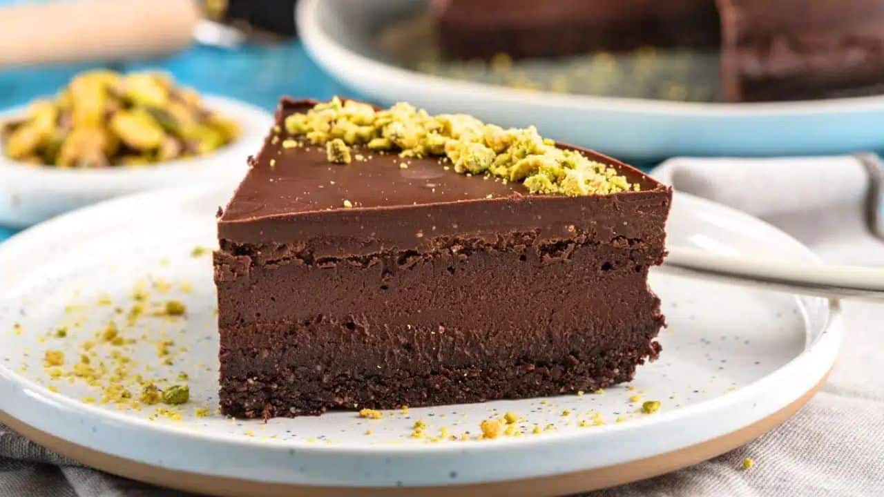 No-Bake Vegan Date & Chocolate Cake