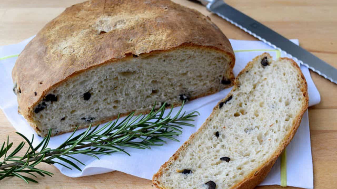  No-Knead Rosemary & Black Olive Bread